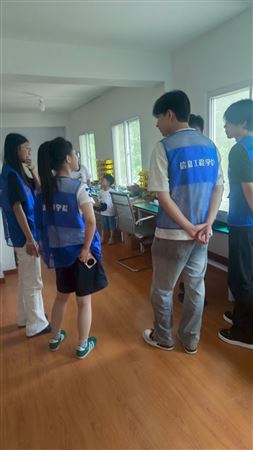 青島新業(yè)環(huán)保攜全體員工歡迎青島信息工程學(xué)院的同學(xué)來公司實踐考察！