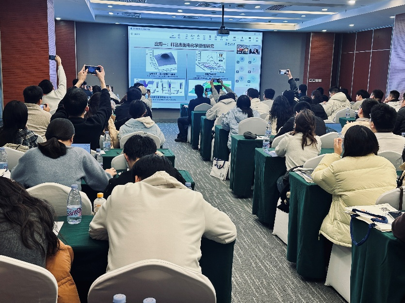 A group of people in a room

AI-generated content may be incorrect.